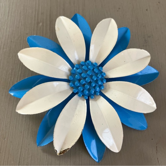 Two Vintage Enamel Brooch Flower Pins - Picture 5 of 6